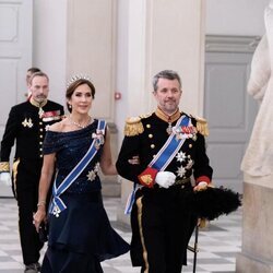 Federico de Dinamarca y Mary de Dinamarca con la Tiara Pearl Poire en la cena por la Visita de Estado de la Presidenta de Islandia a Dinamarca