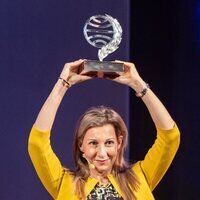 Eva García Sáenz de Urturi con el trofeo del Premio Planeta 2020