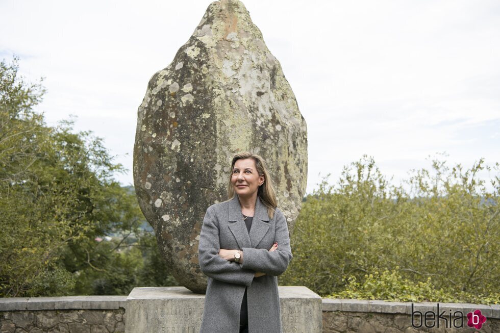 Eva García Saénz de Urturi en el monolito de las Cuevas del Monte Castillo