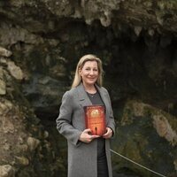 Eva García Sáenz de Urturi en la Cuevas del Monte Castillo de Cantabria