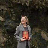 Eva García Sáenz de Urturi en la Cuevas del Monte Castillo de Cantabria, escenario de su novela 'La vieja familia'