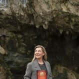 Eva García Sáenz de Urturi en la Cuevas del Monte Castillo de Cantabria, escenario de su novela 'La vieja familia'