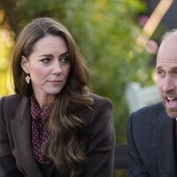 Kate Middleton escucha al Príncipe Guillermo en su primer acto tras la quimioterapia