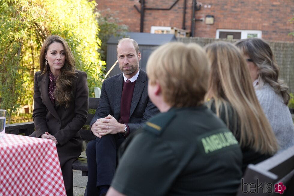 El Príncipe Guillermo y Kate Middleton escuchan a los equipos de emergencias a los que visitan