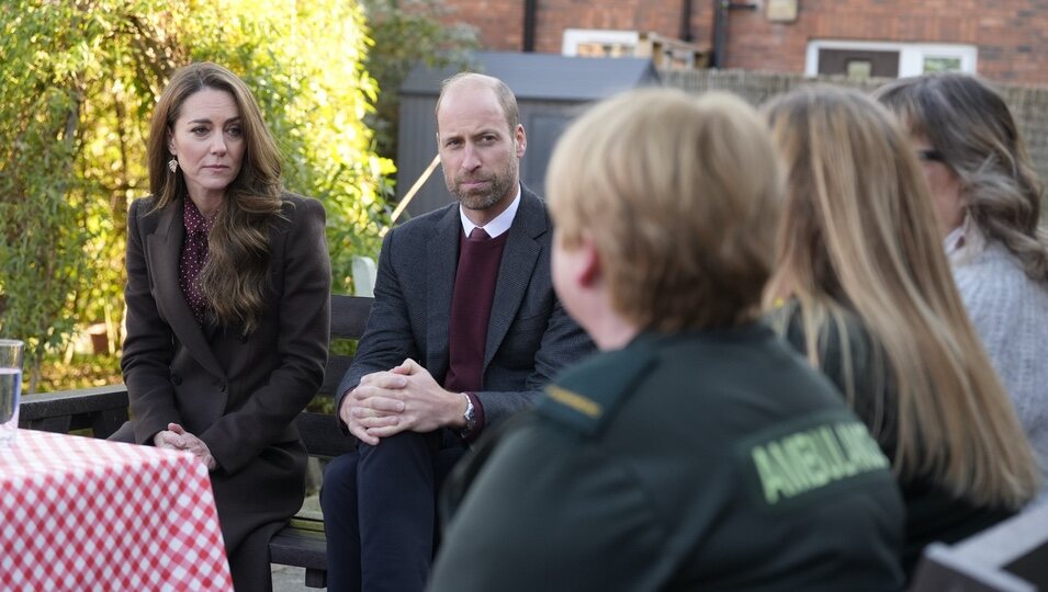 El Príncipe Guillermo y Kate Middleton escuchan a los equipos de emergencias a los que visitan