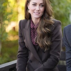 Kate Middleton, con media sonrisa en el primer acto al que acude tras terminar la quimio