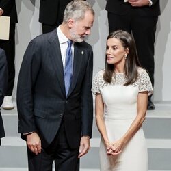 Los Reyes Felipe y Letizia hablando en los Premios Nacionales de la Cultura 2022 y 2023