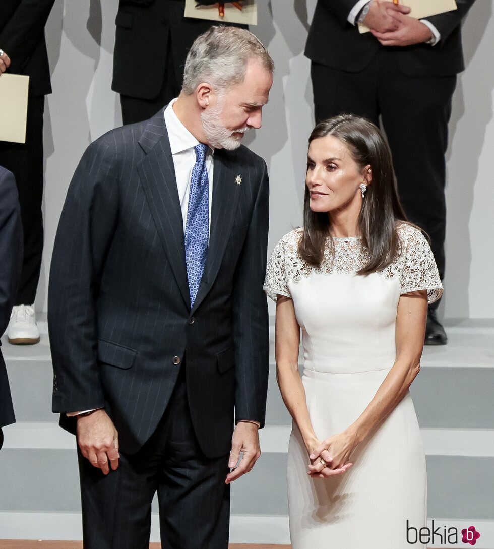 Los Reyes Felipe y Letizia hablando en los Premios Nacionales de la Cultura 2022 y 2023