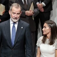 La Reina Letizia mira al Rey Felipe en los Premios Nacionales de la Cultura 2022 y 2023