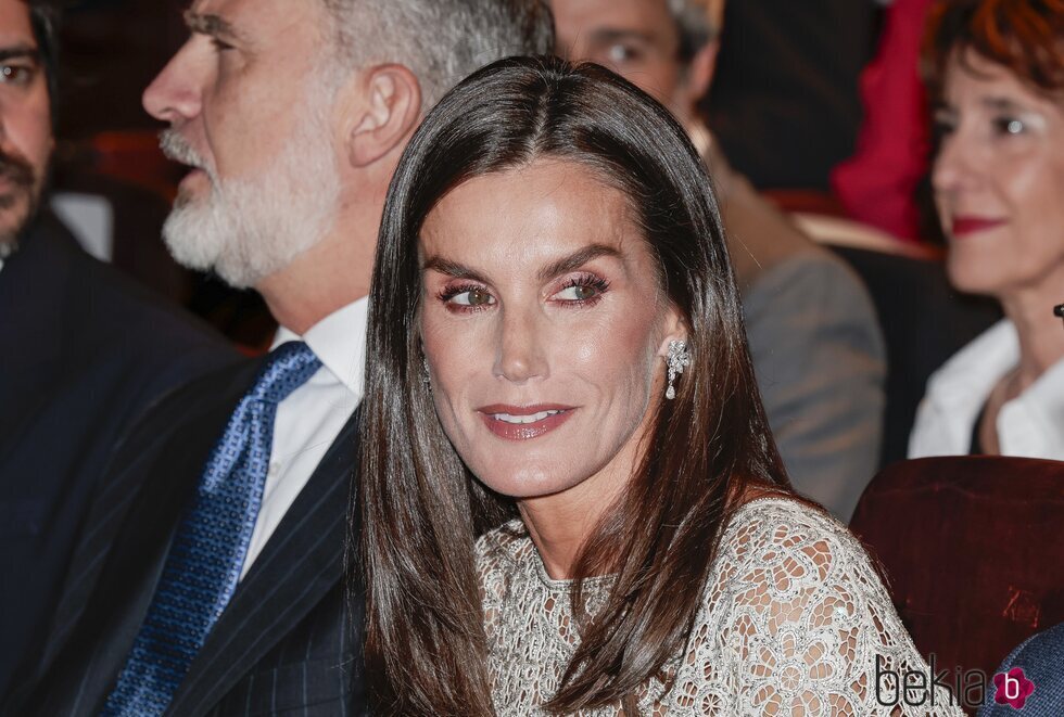 Primer plano de la Reina Letizia en los Premios Nacionales de Cultura 2022-2023