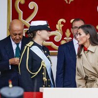 La Reina Letizia y la Princesa Leonor hablando durante el desfile del Día de la Hispanidad 2024