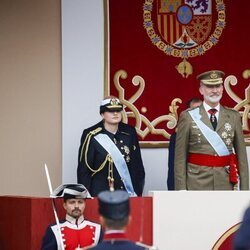 Los Reyes Felipe y Letizia y la Princesa Leonor, sonrientes en el desfile por el Día de la Hispanidad 2024