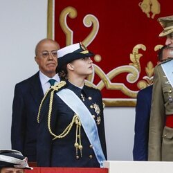 El Rey Felipe hablando con la Princesa Leonor en el desfile por el Día de la Hispanidad 2024