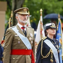 El Rey Felipe y la Princesa Leonor ofreciendo la corona de laurel el Día de la Hispanidad 2024