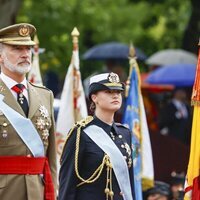 El Rey Felipe y la Princesa Leonor ofreciendo la corona de laurel el Día de la Hispanidad 2024