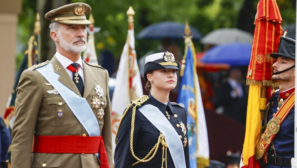 El Rey Felipe y la Princesa Leonor ofreciendo la corona de laurel el Día de la Hispanidad 2024