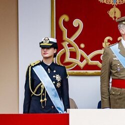 El Rey Felipe y la Princesa Leonor con la Reina Letizia sentada en el desfile del Día de la Hispanidad 2024