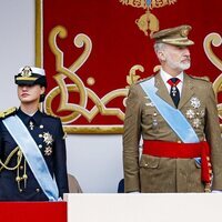 El Rey Felipe y la Princesa Leonor con la Reina Letizia sentada en el desfile del Día de la Hispanidad 2024