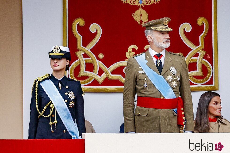 El Rey Felipe y la Princesa Leonor con la Reina Letizia sentada en el desfile del Día de la Hispanidad 2024