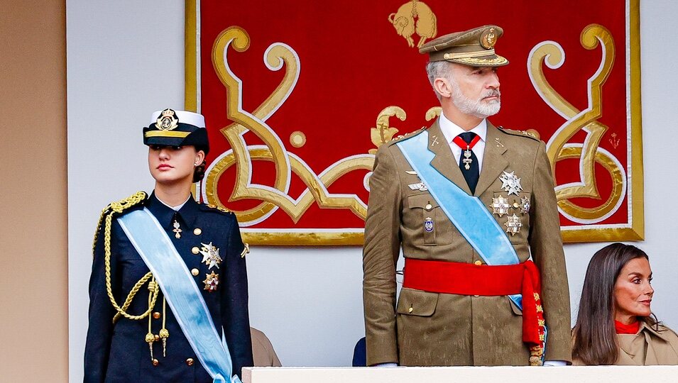 El Rey Felipe y la Princesa Leonor con la Reina Letizia sentada en el desfile del Día de la Hispanidad 2024