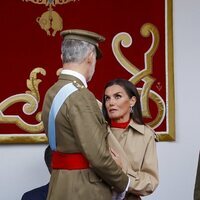 La Reina Letizia hablando con el Rey Felipe en el Día de la Hispanidad 2024