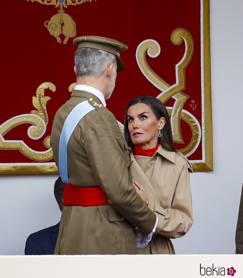 La Reina Letizia hablando con el Rey Felipe en el Día de la Hispanidad 2024