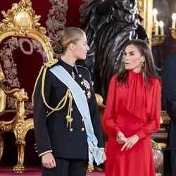 La Reina Letizia charla con la Princesa Leonor en la recepción oficial por el Día de la Hispanidad 2024