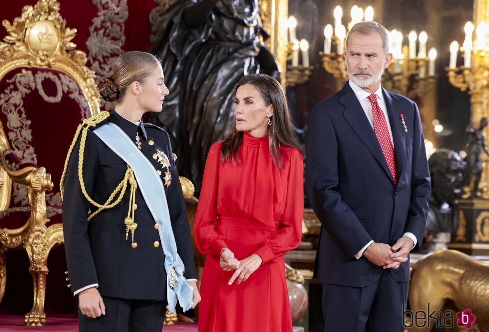 La Reina Letizia charla con la Princesa Leonor en la recepción oficial por el Día de la Hispanidad 2024