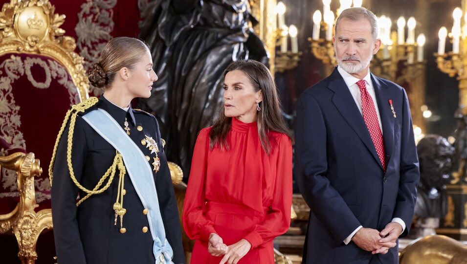 La Reina Letizia charla con la Princesa Leonor en la recepción oficial por el Día de la Hispanidad 2024