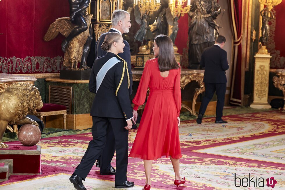 Los Reyes Felipe y Letizia y la Princesa Leonor charlando en la recepción oficial por el Día de la Hispanidad 2024