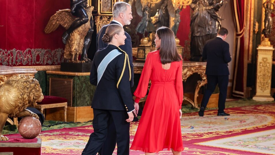 Los Reyes Felipe y Letizia y la Princesa Leonor charlando en la recepción oficial por el Día de la Hispanidad 2024