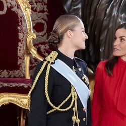 La Princesa Leonor y la Reina Letizia conversan en la recepción oficial por el Día de la Hispanidad 2024