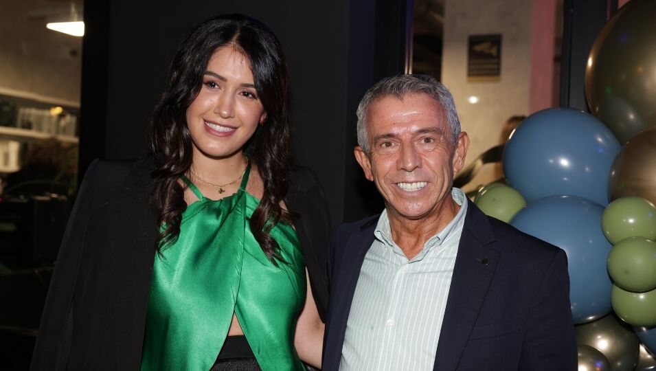 Gabriela Guillén con El Turronero en la inauguración de su centro de estética