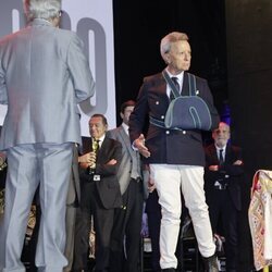 José Ortega Cano subido al escenario durante un evento taurino tras su caída