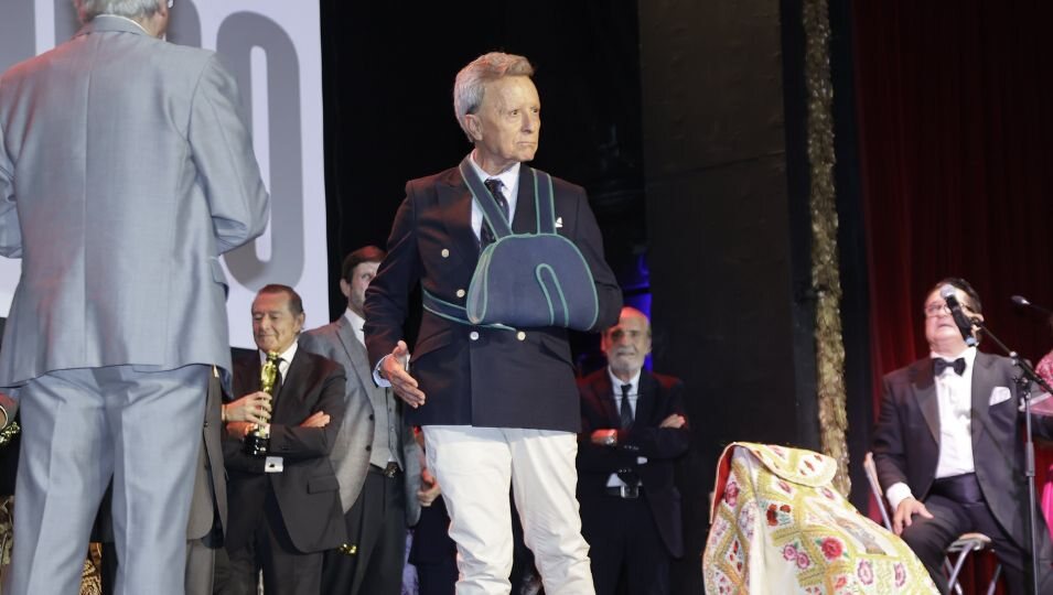 José Ortega Cano subido al escenario durante un evento taurino tras su caída