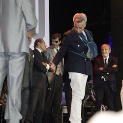 José Ortega Cano haciendo un pase de torero en un evento taurino