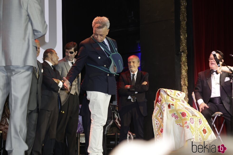 José Ortega Cano haciendo un pase de torero en un evento taurino