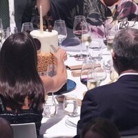 Los Reyes Felipe y Letizia con la tarta en la mesa en los Premios Planeta 2024