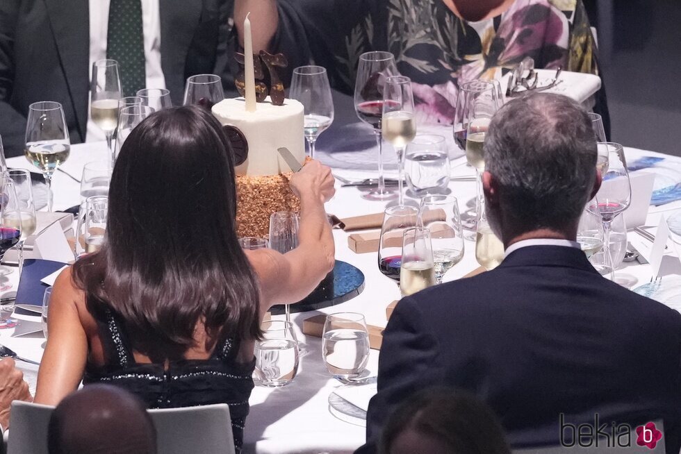 Los Reyes Felipe y Letizia con la tarta en la mesa en los Premios Planeta 2024