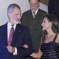 Los Reyes Felipe y Letizia cogidos del brazo en los Premios Planeta 2024