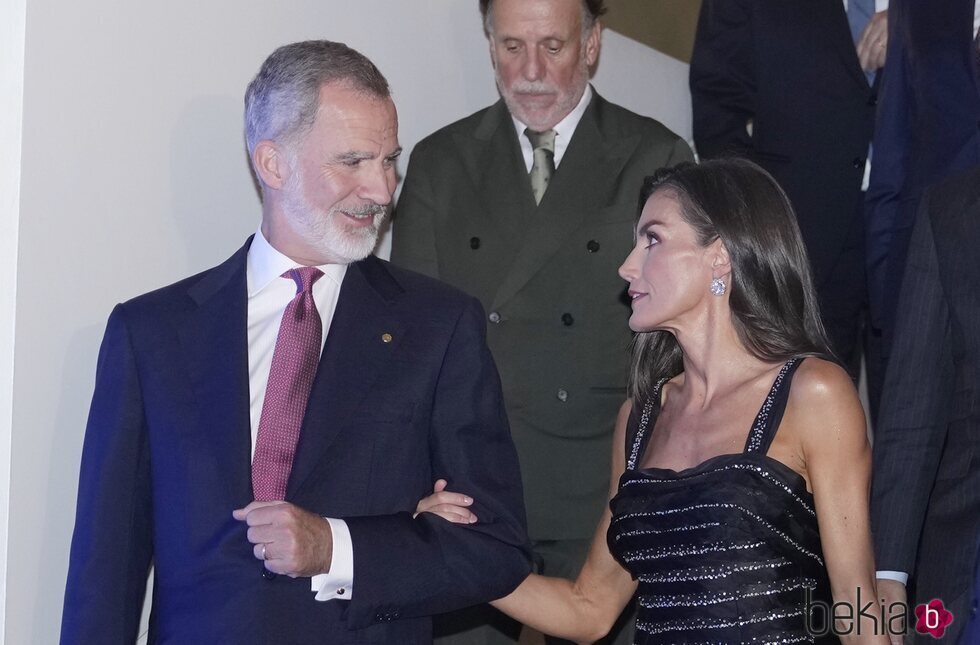 Los Reyes Felipe y Letizia cogidos del brazo en los Premios Planeta 2024