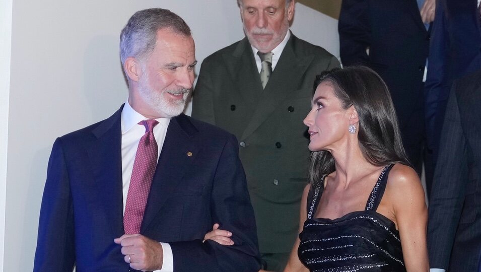 Los Reyes Felipe y Letizia cogidos del brazo en los Premios Planeta 2024