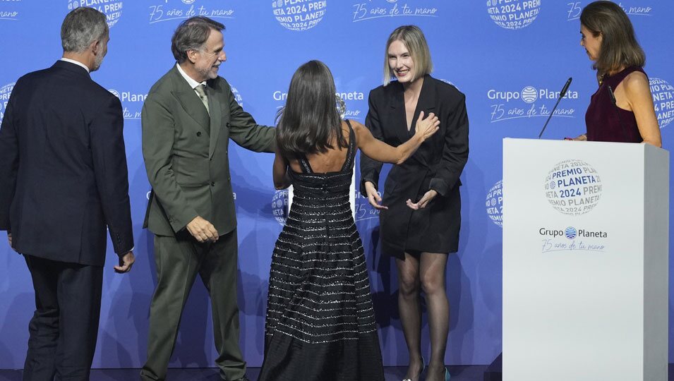 La Reina Letizia felicita a Beatriz Serrano como finalista del Premio Planeta 2024