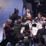 La falsa tarta colocada en la mesa de los Reyes Felipe y Letizia en el Premio Planeta 2024