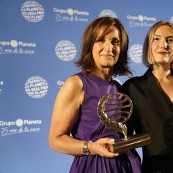 Paloma Sánchez-Garnica y Beatriz Serrano, ganadora y finalista del Premio Planeta 2024 tras la ceremonia de entrega