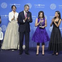 Los Reyes Felipe y Letizia aplauden a Paloma Sánchez-Garnica por su victoria en el Premio Planeta 2024