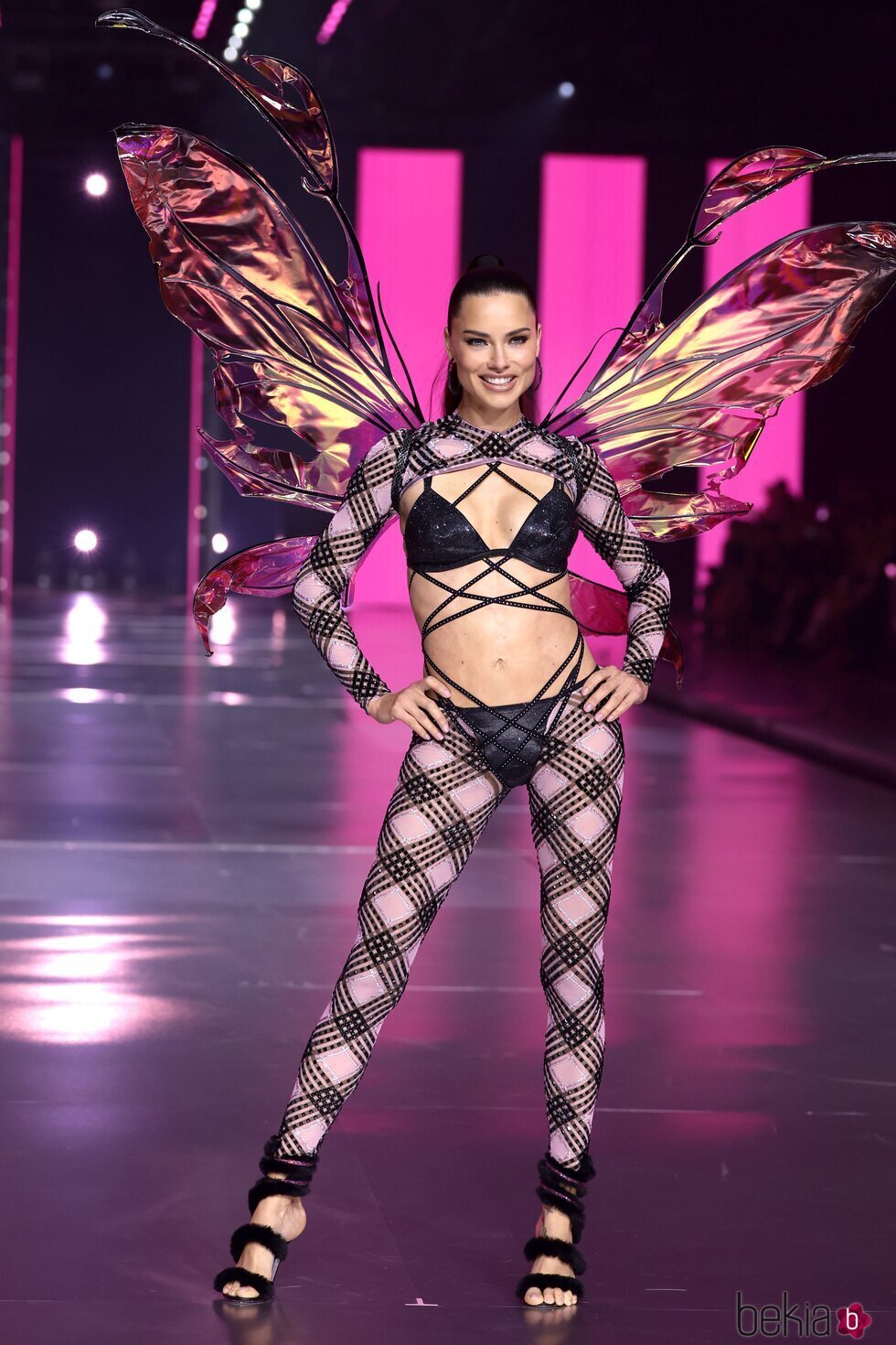 Adriana Lima durante el Victoria's Secret Fashion Show 2024