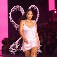 Paloma Elsesser durante el Victoria's Secret Fashion Show 2024