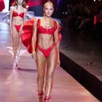 Candice Swanepoel con su segundo look durante el Victoria's Secret Fashion Show 2024