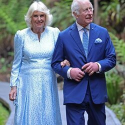 Los Reyes Carlos III y Camilla visitan el Jardín Botánico de Canberra durante su visita de estado a Australia en octubre de 2024